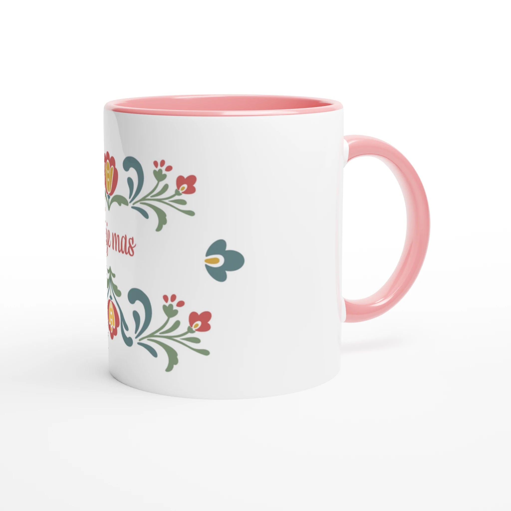 Kopp med teksten ‘Ikkje mas’ og moderne rosemalingsmønster i rødt, grønt og blågrønt.